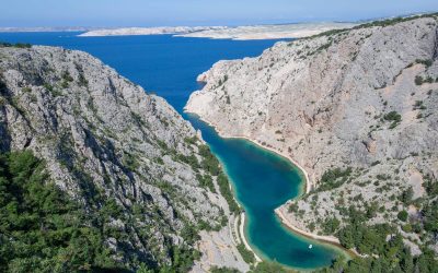 Jedna od najpoznatijih hrvatskih plaža je prva s aplikacijom za praćenje kvalitete mora, u suradnji SeaCrasa i Rewilding Velebita