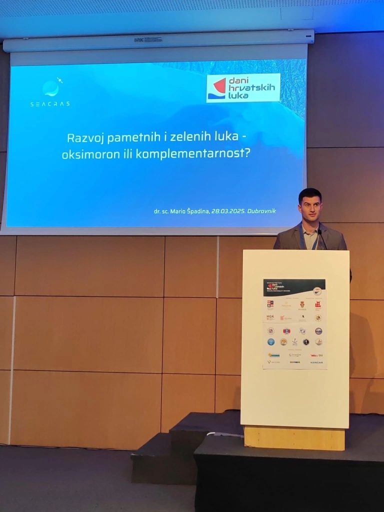 Slika koja prikazuje CEO-a SeaCrasa dok drži predavanje 'Pametne i zelene luke - oksimoron ili komplementarnost?'