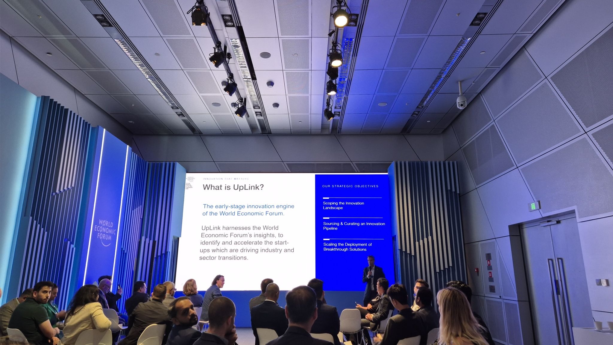 Slika prikazuje prezentaciju održanu na konferenciji AMNC26 u Dalianu u Kini (ljetni Davos).